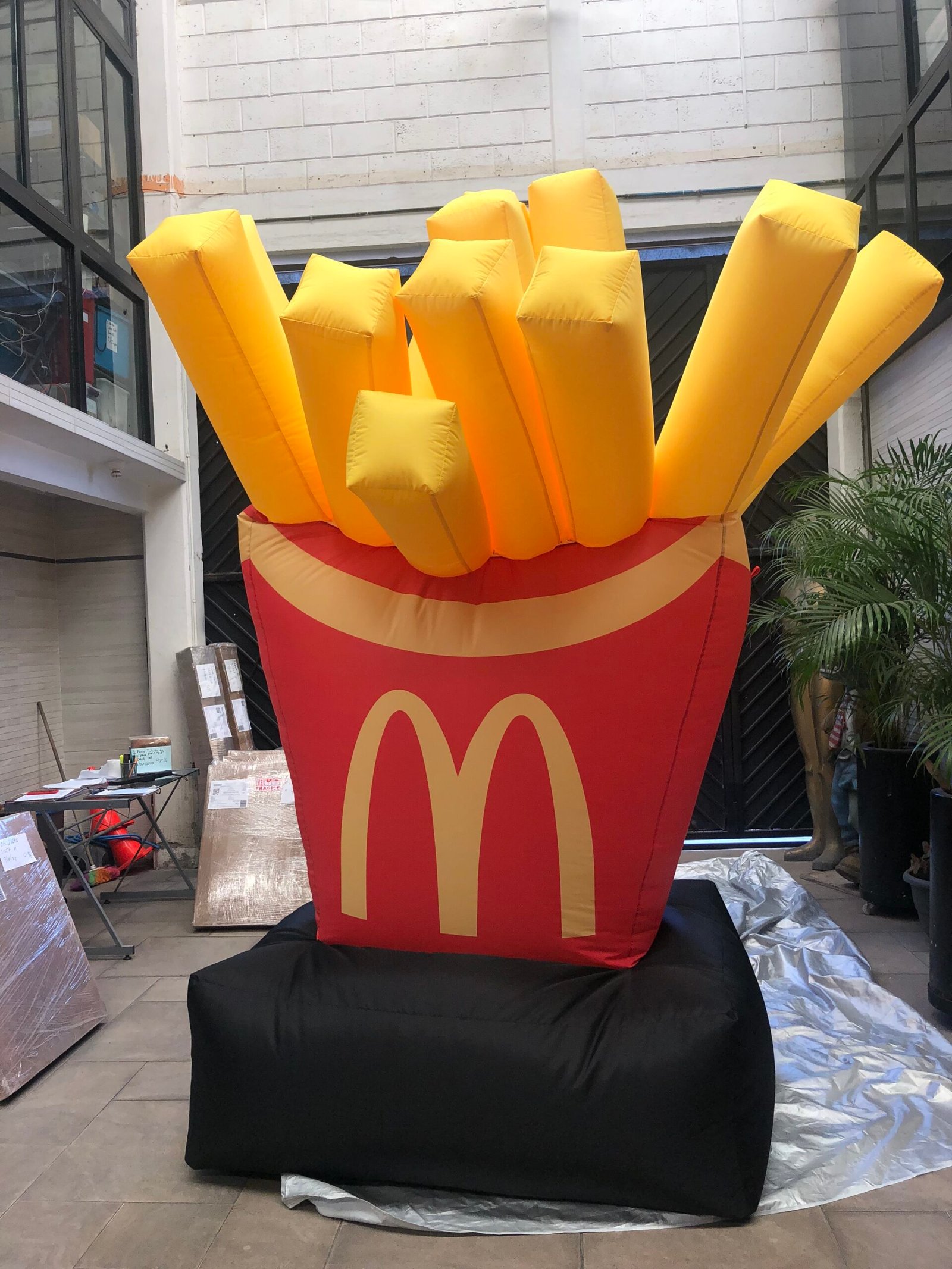 Fotografía de pieza promocional tridimensional de McDonald’s con forma de caja de papas fritas