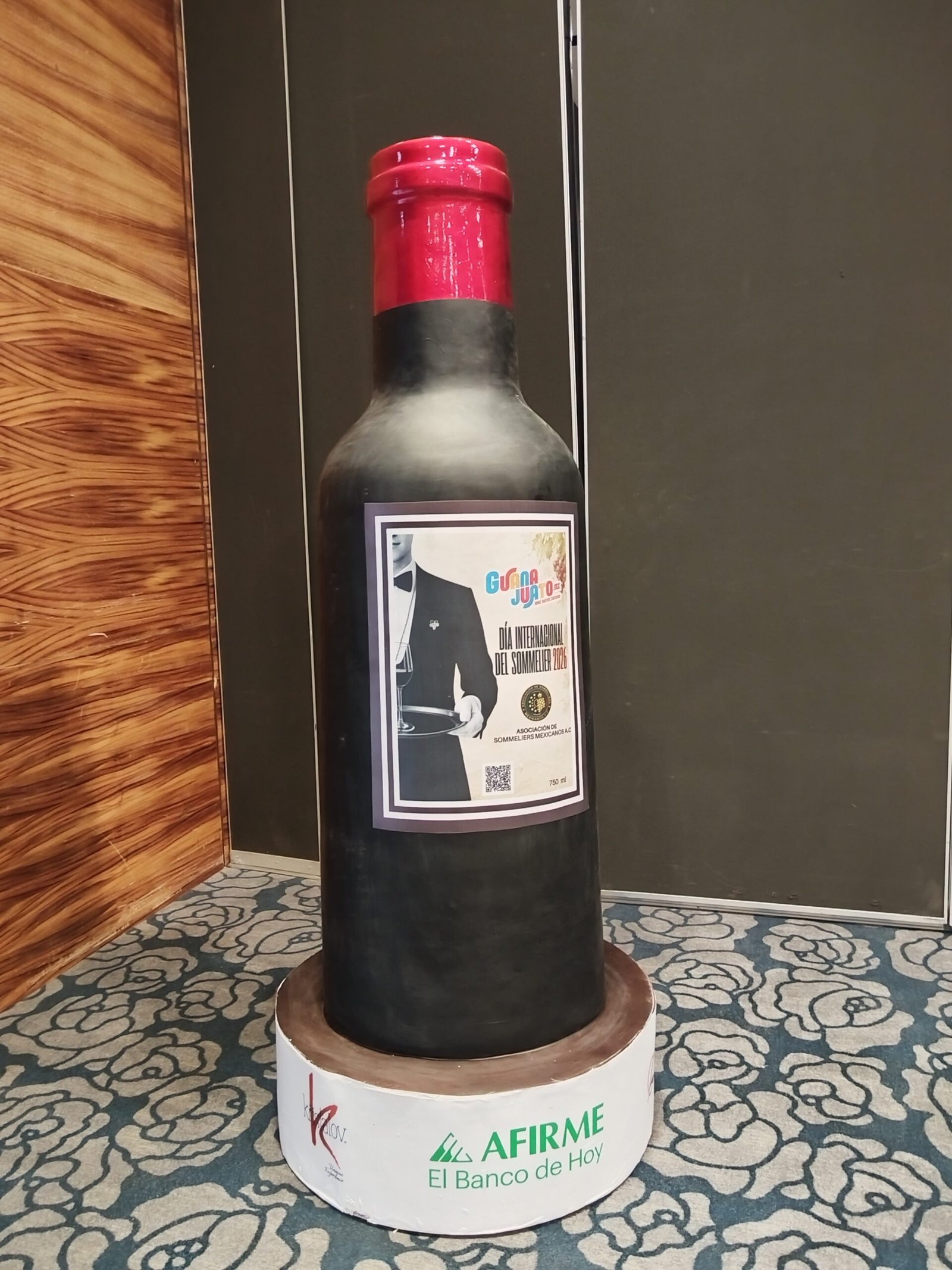 Etiqueta de vino con código QR aplicada a inflable promocional para evento del Día Internacional del Sommelier
2026
