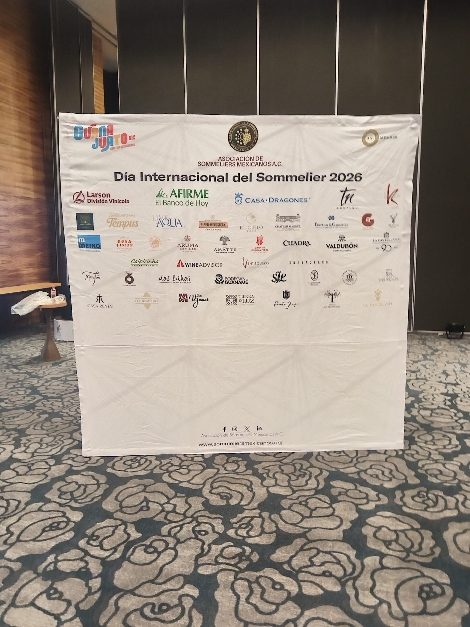 Fotografía de muro de marcas participantes en el Día Internacional del Sommelier 2026 en Live Aqua San Miguel
de Allende
