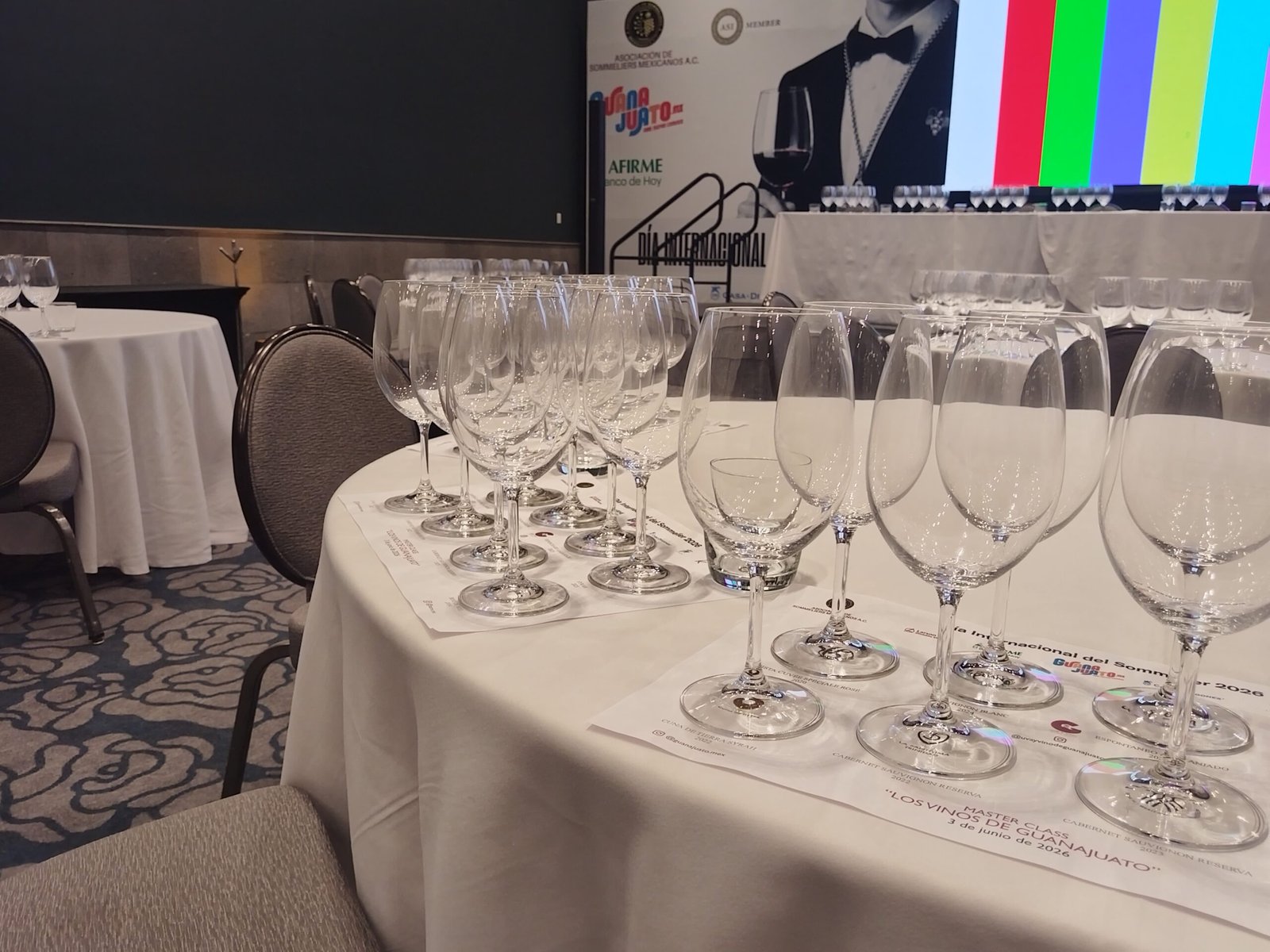 Fotografía de mesa, cristalería y ambiente durante el Día Internacional del Sommelier 2026