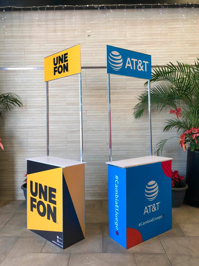 Fotografía de módulos promocionales de AT&T - UNEFON con aplicación gráfica de marca