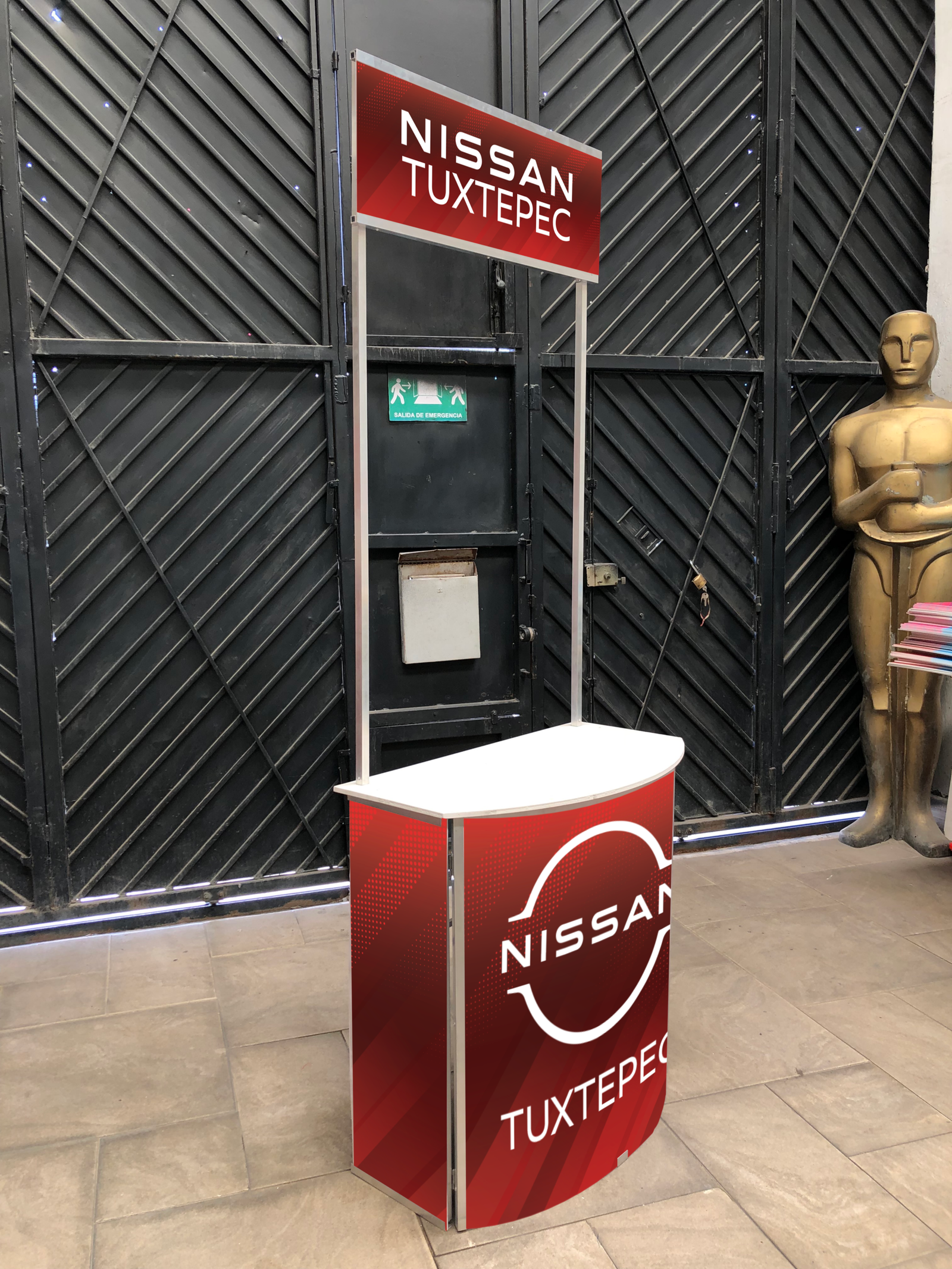 Fotografía de stand promocional de Nissan Tuxtepec producido por Aerotec México